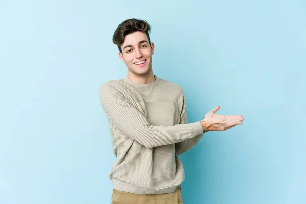 Young Caucasian Man Isolated Blue Background Holding Copy Space Palm — Stock Photo, Image