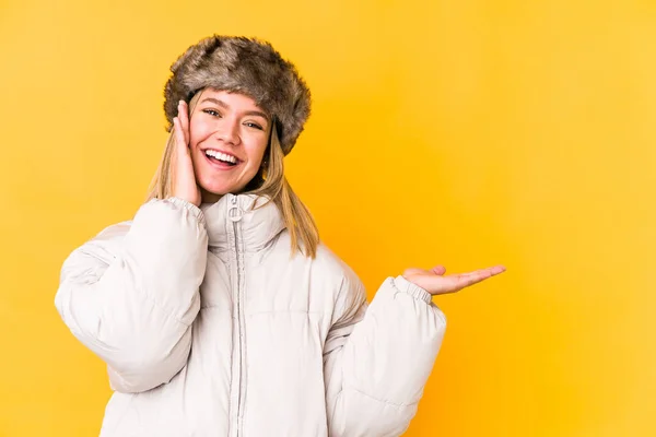 Νεαρή Ξανθιά Καυκάσια Γυναίκα Που Φοράει Χειμωνιάτικα Ρούχα Απομονωμένη Κρατά — Φωτογραφία Αρχείου