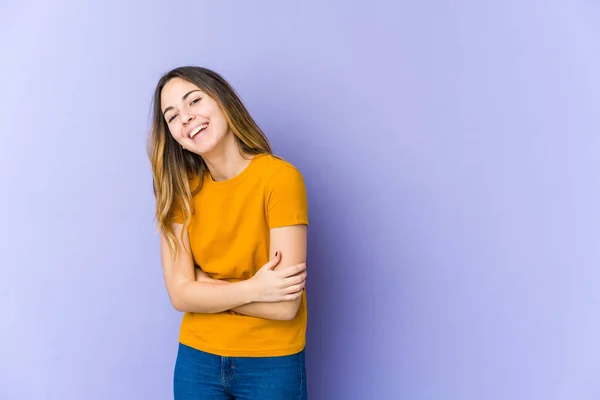 Joven Mujer Caucásica Aislada Sobre Fondo Púrpura Riendo Divirtiéndose — Foto de Stock