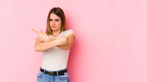 Mulher Caucasiana Jovem Isolado Pontos Fundo Rosa Lateralmente Está Tentando — Fotografia de Stock