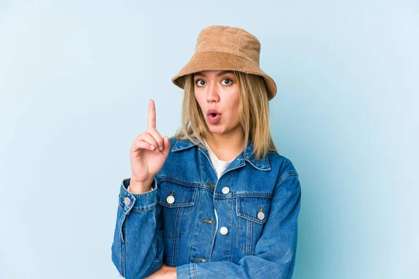 Joven Rubia Caucásica Aislada Teniendo Alguna Gran Idea Concepto Creatividad — Foto de Stock