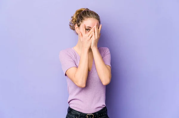 Jovem Caucasiana Fundo Roxo Piscar Para Câmera Através Dos Dedos — Fotografia de Stock