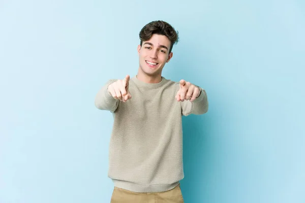 Jonge Blanke Man Geïsoleerd Blauwe Achtergrond Vrolijke Glimlachen Wijzen Naar — Stockfoto