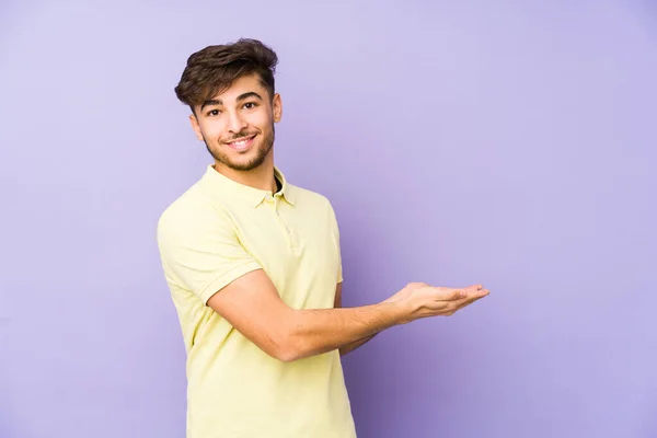 Jonge Arabische Man Geïsoleerd Een Paarse Achtergrond Met Een Kopieerruimte — Stockfoto