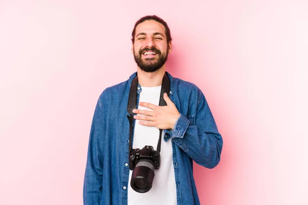 Jovem Fotógrafo Caucasiano Homem Isolado Voz Alta Mantendo Mão Peito — Fotografia de Stock