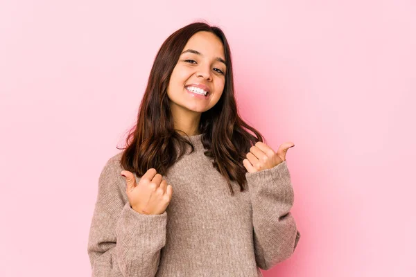 Latin Kökenli Genç Bir Kadın Kendini Soyutlamış Parmağını Kaldırmış Gülümsüyor — Stok fotoğraf