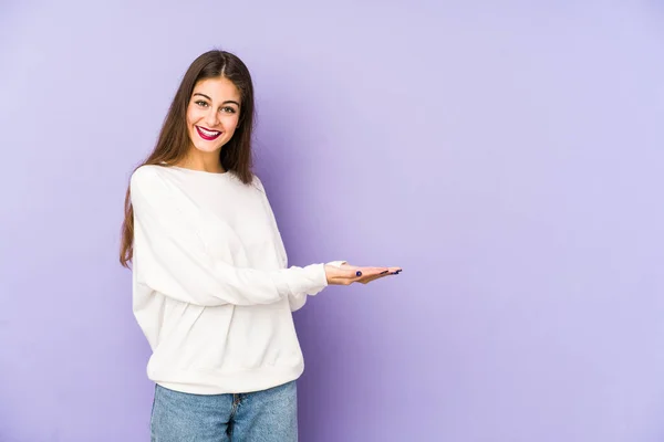 Mujer Caucásica Joven Aislada Sobre Fondo Púrpura Sosteniendo Espacio Copia — Foto de Stock