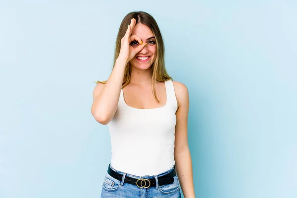 Jonge Kaukasische Vrouw Geïsoleerd Blauwe Achtergrond Opgewonden Houden Gebaar Oog — Stockfoto