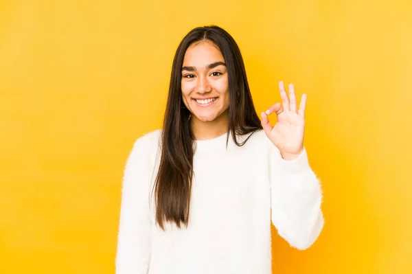 Mujer Joven Aislada Sobre Fondo Amarillo Alegre Confiado Mostrando Gesto —  Fotos de Stock