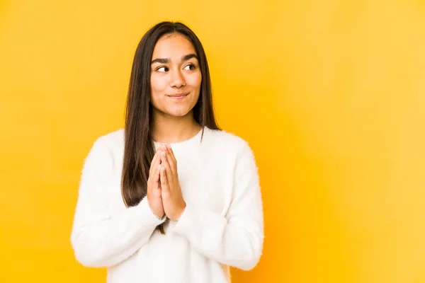 Jonge Vrouw Geïsoleerd Een Gele Achtergrond Make Plan Gedachten Het — Stockfoto