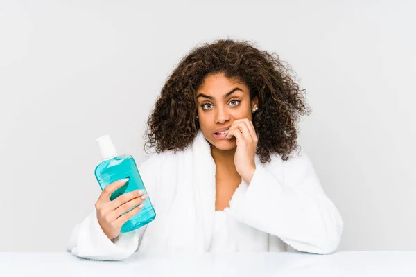 Ung Afrikansk Amerikansk Kvinna Håller Mun Tvätta Bita Naglar Nervös — Stockfoto