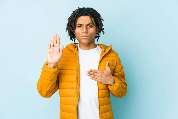 Mladý Smíšený Rasový Muž Skládající Přísahu Pokládající Ruku Prsa — Stock fotografie