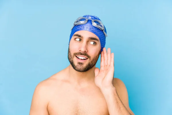 Mladý Pohledný Plavec Muž Izolovaný Snaží Poslouchat Drby — Stock fotografie