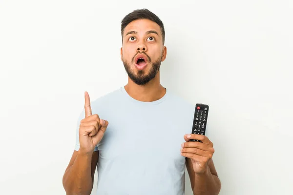 Jovem Sul Asiático Homem Segurando Controlador Apontando Cabeça Com Boca — Fotografia de Stock