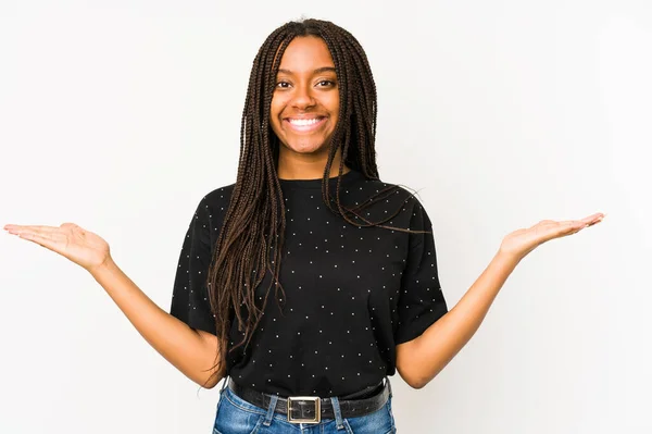 Beyaz Arka Planda Izole Edilmiş Genç Afrikalı Amerikalı Kadın Kollarıyla — Stok fotoğraf