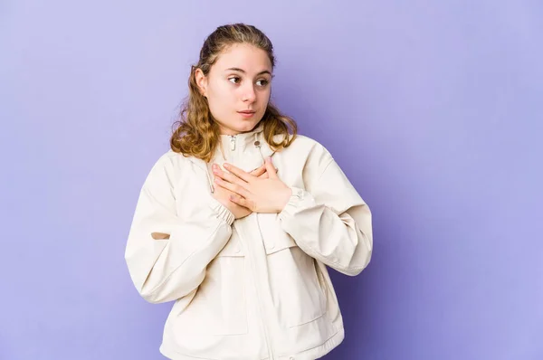 Junge Kaukasische Frau Auf Lila Hintergrund Hat Einen Freundlichen Gesichtsausdruck — Stockfoto