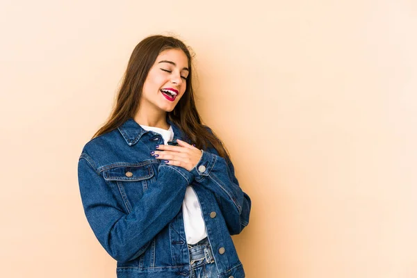 Mulher Branca Jovem Isolado Bege Fundo Tem Expressão Amigável Pressionando — Fotografia de Stock