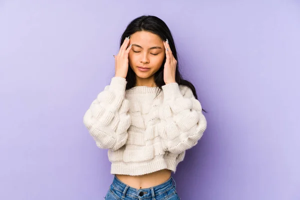 Joven Mujer China Aislada Sobre Fondo Púrpura Tocando Las Sienes —  Fotos de Stock