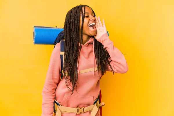 Ung Afrikansk Amerikansk Backpacker Kvinna Isolerad Skrika Och Hålla Handflatan — Stockfoto