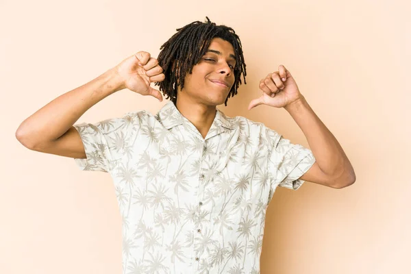 Joven Afroamericano Rasta Hombre Siente Orgulloso Seguro Mismo Ejemplo Seguir — Foto de Stock