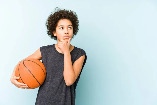 Ragazzo Che Gioca Basket Isolato Sfondo Blu Guardando Lateralmente Con — Foto Stock