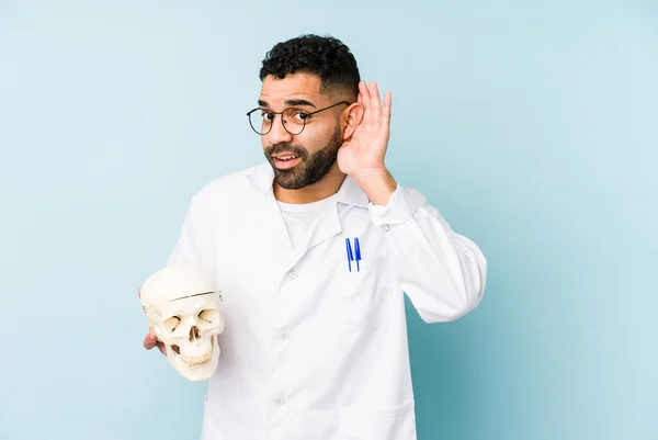 Jonge Dokter Latijnse Man Houdt Een Schedel Geïsoleerd Proberen Een — Stockfoto