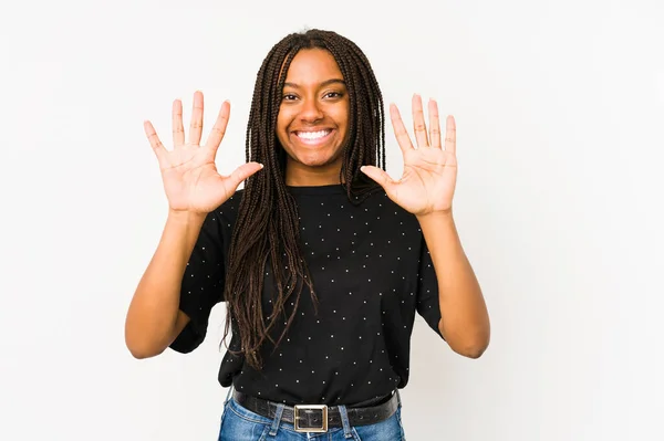 Beyaz Arka Planda Izole Edilmiş Genç Afrikalı Amerikalı Kadın Numarayı — Stok fotoğraf