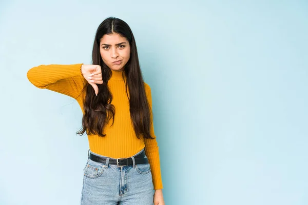 Jovem Indiana Mulher Isolado Azul Fundo Mostrando Polegar Para Baixo — Fotografia de Stock