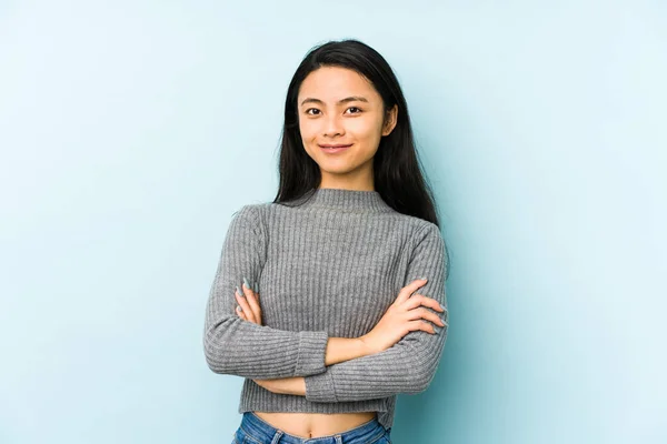 Young Chinese Woman Isolated Blue Background Who Feels Confident Crossing — Stock Photo, Image