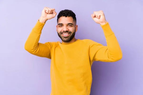 Jonge Gemengde Ras Arabische Man Geïsoleerd Vieren Van Een Speciale — Stockfoto