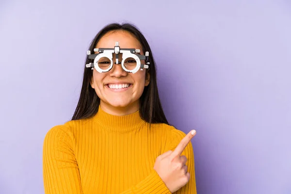 Youn Mulher Indiana Com Óculos Optometria Sorrindo Alegremente Apontando Com — Fotografia de Stock
