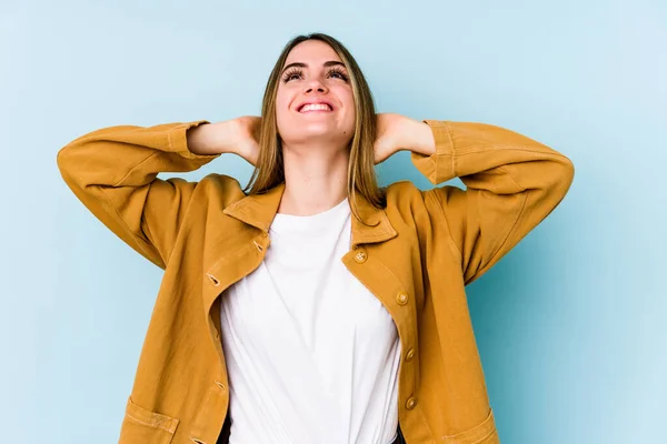 Giovane Donna Caucasica Isolata Sfondo Blu Sentirsi Sicuri Con Mani — Foto Stock