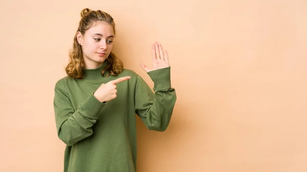 Jonge Kaukasische Vrouw Geïsoleerd Beige Achtergrond Lachend Vrolijke Tonen Nummer — Stockfoto