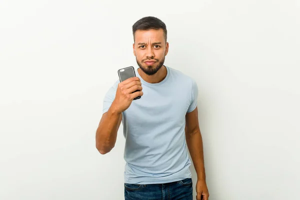 Ung Blandras Asiatisk Man Som Håller Telefon Som Visar Knytnäve — Stockfoto