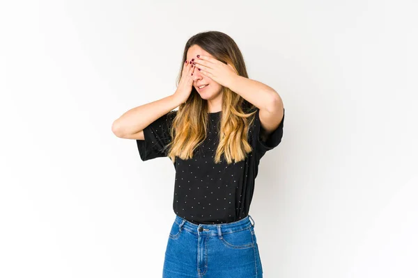 Mujer Joven Caucásica Aislada Sobre Fondo Blanco Asustada Cubriendo Los — Foto de Stock