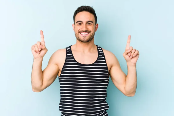 Jonge Blanke Man Geïsoleerd Blauwe Achtergrond Geeft Aan Met Beide — Stockfoto