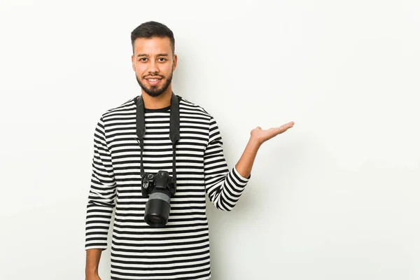 Jovem Fotógrafo Sul Asiático Mostrando Espaço Cópia Uma Palma Segurando — Fotografia de Stock