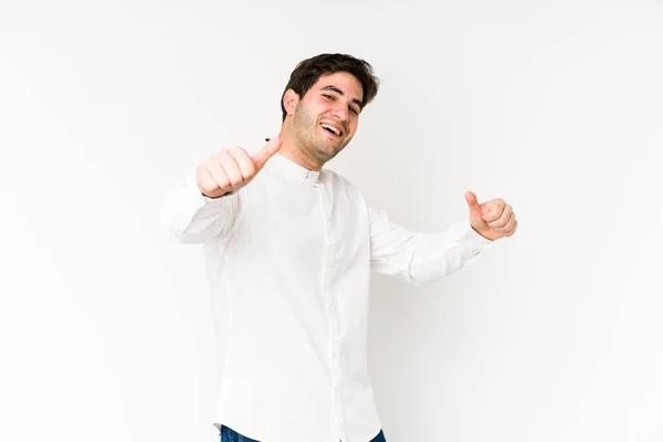 Mladý Muž Izolovaný Bílém Pozadí Zvedá Oba Palce Nahoru Usmívá — Stock fotografie