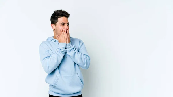 Ung Kaukasisk Man Isolerad Vit Bakgrund Tankeväckande Ser Till Kopia — Stockfoto