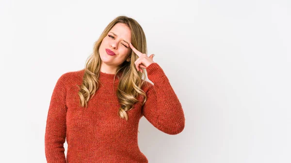 Junge Kaukasische Frau Isoliert Auf Weißem Hintergrund Zeigt Mit Dem — Stockfoto