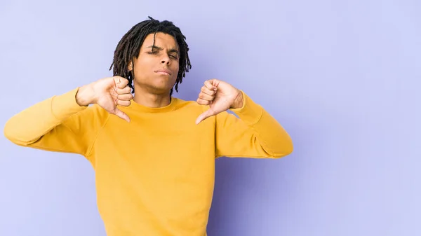 Rasta Saç Stili Giyen Genç Siyahi Adam Baş Parmağını Aşağı — Stok fotoğraf