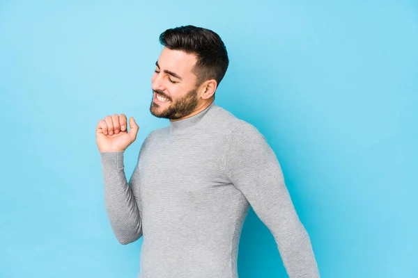 Jonge Blanke Man Tegen Een Blauwe Achtergrond Geïsoleerd Dansen Plezier — Stockfoto