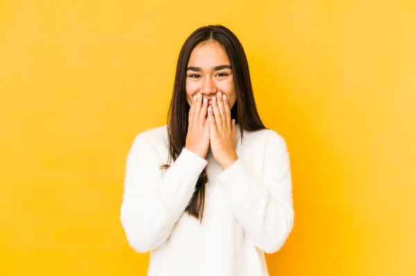 Jonge Vrouw Geïsoleerd Een Gele Achtergrond Lachen Iets Bedekken Mond — Stockfoto