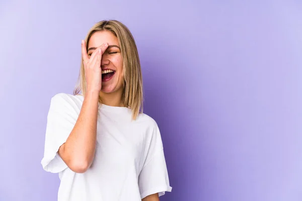 Mladé Blondýny Běloška Žena Izolovaný Smích Šťastný Bezstarostný Přírodní Emoce — Stock fotografie