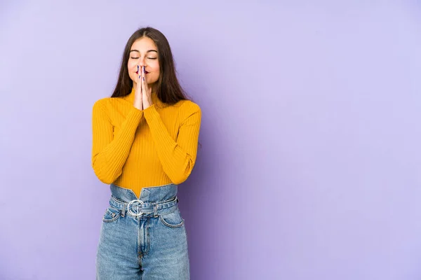 Giovane Donna Caucasica Isolata Sfondo Viola Tenendosi Mano Preghiera Vicino — Foto Stock