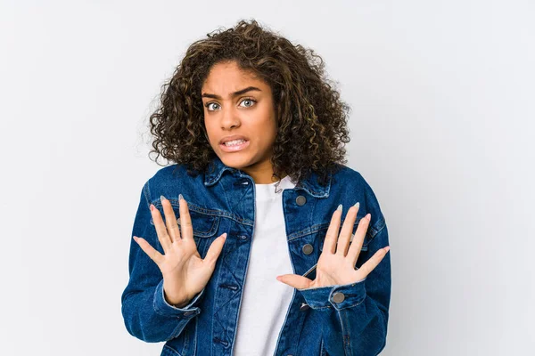 Jovem Afro Americana Rejeitando Alguém Mostrando Gesto Nojo — Fotografia de Stock