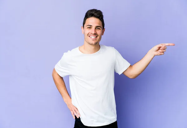 Joven Hombre Caucásico Aislado Sobre Fondo Púrpura Sonriendo Alegremente Señalando — Foto de Stock