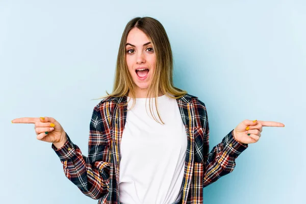 Mujer Caucásica Joven Aislada Sobre Fondo Azul Apuntando Diferentes Espacios —  Fotos de Stock