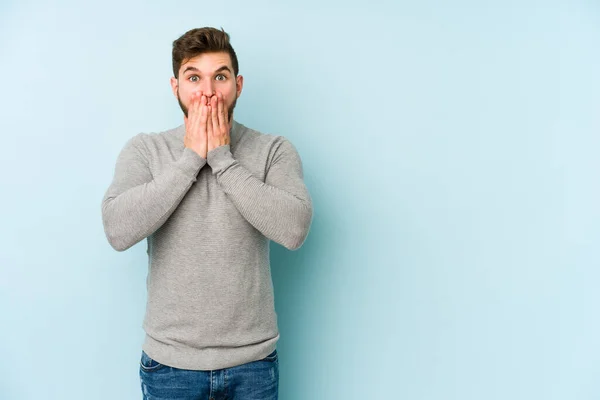 Young Caucasian Man Isolated Blue Background Shocked Covering Mouth Hands — Stock Photo, Image