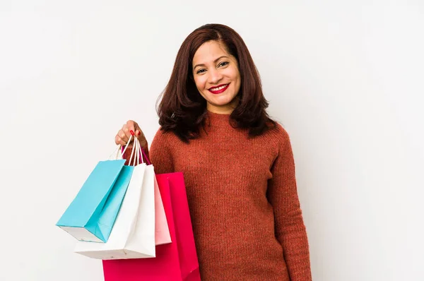 Medelålders Latinamerikansk Kvinna Som Håller Shoppingpåse Isolerad Glad Leende Och — Stockfoto